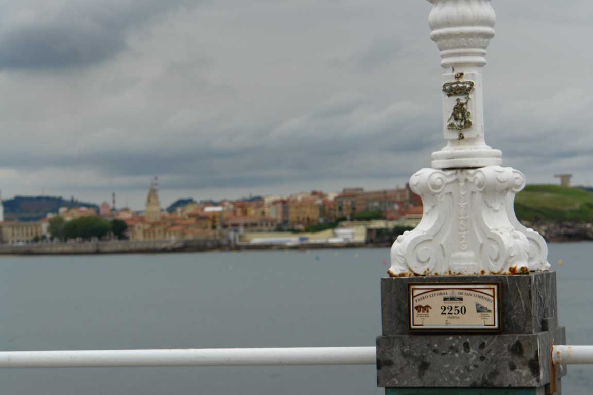 farola en el paseo de gijón